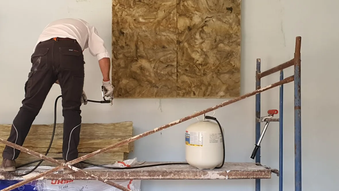 pegado de materiales aislantes