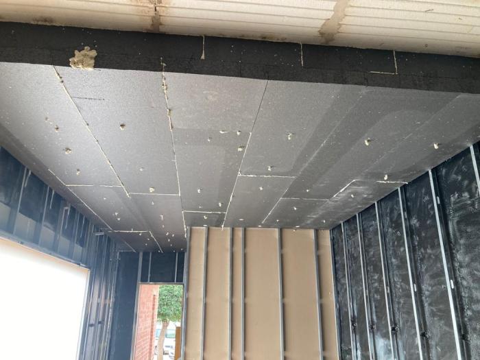 pegado de materiales aislantes